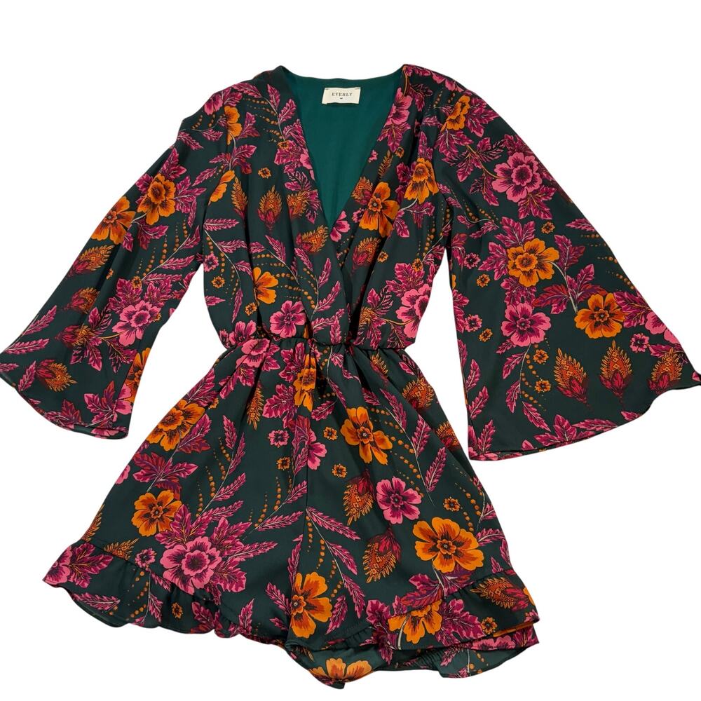 Everly women’s green 3/4 flare sleeve romper. Pink orange floral.  70s vibe. S